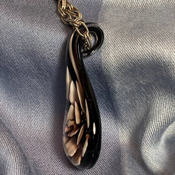 Black Pendant with 3-Dimensional Salmon Pink Floral Design Inside - Picture 4 of 10